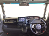 運転席は、大きな座面と包み込むような背もたれがドライバーの身体全体をしっかり支えます。上質なシート素材と座り心地のよいクッションを採用し、長時間の運転やコーナーの多い道も快適です