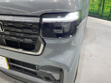 【LEDヘッドライト】悪天候や夜間走行時も良好な視界を確保し安心して運転できる高輝度LEDヘッドライトを装備!点灯速度が早く、消費電力も抑えられています。