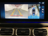 【全方位型モニター】クルマを上空から見下ろしているかのように、直感的に周囲の状況を把握できる全方位型モニター。狭い場所での駐車でも周囲が映像で確認できます。