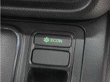 ◆ECONスイッチ(ECONモード)◆エンジンやエアコンといった、クルマ全体の動きを燃費優先で自動制御するECONモード。空調など快適性を優先したいときは、スイッチを押してOFFにできます。