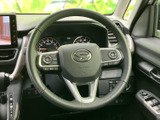 手元にスイッチ類がまとまり、運転姿勢を保ちながら必要な操作へアクセスしやすい構成です。握りやすい形状で、日常の運転を快適にサポートしてくれます。