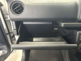 ちょっとしたところは収納ボックスにもなっています。車内はサイズも決まっているので、収納が少ないと思っているアナタ!ご安心ください。さまざまなところに収納が隠れているんです♪