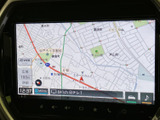 道路や周辺施設が表示される地図画面を備え、現在地周辺の確認に役立ちます。縮尺表示やメニューも見やすく、目的地までの道順を確認したい時に便利です。