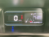 速度や走行に関する情報が表示部にまとまり、必要な内容を運転中にも確認しやすい構成です。表示が見やすく整理されており、日常の移動を支える装備として便利に活用できます。