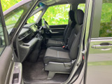 前席は視界が広がる配置で、運転席まわりを見渡しやすい室内です。座面と背もたれにはゆとりがあり、落ち着いた色合いの空間で日々の移動を快適にお過ごしいただけます。