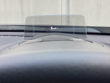車速やナビのルート誘導などを表示してくれるアクティブ・ドライビング・ディスプレイ。視線や焦点調節が少なく済み、気持ちよく安全に運転を楽しめます。
