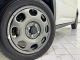 車線逸脱の可能性が高いとシステムが判断した場合に、ドライバーに車線逸脱防止方向へのステアリング操作を促し車両を車線の内側に戻すように支援する「車線逸脱抑制機能」を装備!