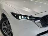 【LEDヘッドライト】悪天候や夜間走行時も良好な視界を確保し安心して運転できる高輝度LEDヘッドライトを装備!点灯速度が早く、消費電力も抑えられています。