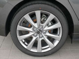 マツダ純正215/55R18インチアルミホイール付きで見た目もグッド!