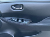 運転席ドアのパワーウインドウ操作スイッチと電格ドアミラーのリモコンスイッチです。狭い駐車場やすれ違い時にドアミラーが遠隔操作で格納できると大変便利です。