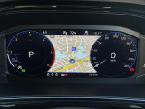【Digital Cockpit Pro】基本の速度計とタコメーターの表示に加え、中央にドライビングデータやマップなどを少ない視線移動で視認できます。