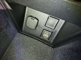 充電用USB端子付き。スマートフォンなどの充電に便利です。