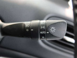 車外の明るさに応じて、自動的にライトの点灯・消灯をしてくれます