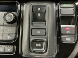 わずかな力で操作可能なボタン式シフト、ECONスイッチ、電動パーキングブレーキ、信号待ちや渋滞時などブレーキを踏み続ける場合に比べて足腰の疲労が軽減されるオートブレーキホールド付きです!