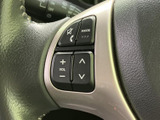 ステアリングには音量やモードを調整できるスイッチを備えています。手元でオーディオ操作ができるため、運転中も視線移動を抑えやすく、日常使いに便利です。