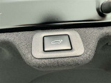 電動式バックドアです。 荷物を持ったままでもボタン一つで自動的に開け閉めできるので便利ですよ。 挟み込み防止機能も付いていますのでお子様の手や荷物を挟み込むのを防いでくれますよ。