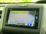 後方の様子を画面に映し、駐車時に車両後方の位置を確認するのに役立ちます。目安となるラインも表示されるため、周囲を目視しながら車庫入れを進めやすい装備です。
