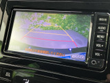 後方の映像にガイド線が表示され、駐車時に車両周辺を確認する際に役立ちます。画面上の案内とあわせて周囲を確かめられるため、車庫入れや駐車の場面で便利です。