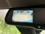 後方の様子をモニターで確認でき、駐車時の周囲確認をサポートします。画面には進路の目安となるガイド線も表示され、車庫入れや縦列駐車の際にも役立つ便利な装備です。