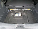 トレイ下にはアンダートランクも備えております。パンク修理キットや車載工具もこちらにございます。