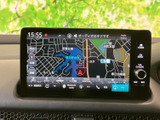 地図が大きく表示され、現在地や周辺の道路を画面上で確認しやすいナビ画面です。目的地までの道順を調べる際も見やすく、日々のお出かけをサポートします。