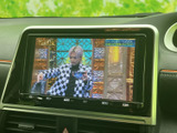 停車中にテレビ番組を視聴でき、待ち時間を車内で過ごす際にも便利です。画面で映像を確認できる装備が備わり、休憩中の楽しみを広げてくれます。ご利用方法も画面から確認できます。