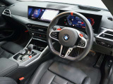 視線の先に自然と情報が集まり必要な操作へスムーズに手が届くBMWならではのコックピット。洗練されたデザインと上質な素材が調和し乗り込んだ瞬間からドライバーの走る歓びを日常に感じる空間です。