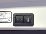 【パワーバックドア】スマートキーや運転席のボタンを押すだけでリアゲートが自動で開閉します!荷物を持っている時や、高い位置にあるバックドアを閉める際に便利な機能です♪