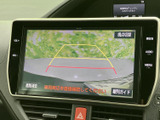 後方の様子に加えてガイド線が表示され、駐車時に車両周辺を確認する際に役立ちます。画面上の案内を見ながら、落ち着いて駐車操作を行えます。