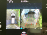 後方の映像に加えて車両周辺を上から見た表示も確認でき、駐車時の周囲確認に役立ちます。画面上のガイド表示を目安にできるため、車庫入れや狭い場所での駐車をサポートします。