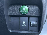 葉っぱマークのECONスイッチや横滑りを防ぐVSAのスイッチ類は運転席の右側、手の届きやすい位置にあります。