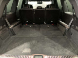 トランク容量は同一他社車両より広く、旅行やゴルフ等様々な場面で役立ちます。