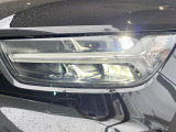 【LEDヘッドライト】悪天候や夜間走行時も良好な視界を確保し、安心して運転できる高輝度LEDヘッドライト!北欧神話に登場する「トールハンマー」をモチーフにした、一目でボルボとわかるデザインです。