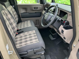 チェック柄をあしらったシートが車内に親しみやすさを添え、前席からはフロントガラス越しに周囲を見渡せます。足元にもゆとりが感じられ、乗り降りしやすい開口部とあわせて、日々の移動を快適に過ごせる空間です。