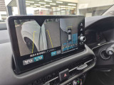 後退時に車両の後ろ側をモニター画面に表示します。車庫入れなどでバックする際に後方確認ができて便利です。車庫入れが苦手な人もこれで安心。