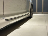 サイド下部から後輪へつながる車体のライン。フェンダーの張り出しと足元の組み合わせを、低い角度からも楽しめます。車全体のまとまりを見比べ、好みの車との毎日を思い描けます。