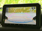 後方の映像を画面で確認でき、駐車時の周囲の様子を把握するのに役立ちます。ガイド線も表示されるため、車庫入れや後退の際に距離感をつかみやすく、落ち着いて操作しやすい装備です。