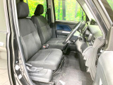 運転席まわりには十分なスペースがあり、大柄な方でもゆったり運転していただける環境です。
