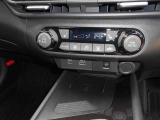 車内の室温を自動で一定に保ってくれる便利なオートエアコンが付いています。温度を設定するとクルマがエアコン噴出し温度を上げたり下げたり風量を変えたりしてくれるので運転に集中が出来ますよ。