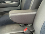 運転席にはアームレストが付いてます。