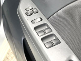 【電動格納ミラー】サイドミラーは電動格納式となっており、狭い駐車場でもキズがつくリスクを抑えられます。