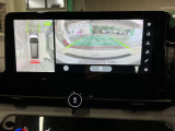 【アラウンドビューモニター】周囲を見渡せる映像で、スムースな駐車をサポートします