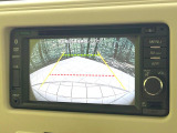 【バックカメラ】駐車時に後方がリアルタイム映像で確認できます。大型商業施設や立体駐車場での駐車時や、夜間のバック時に大活躍!運転スキルに関わらず、今や必須となった装備のひとつです!
