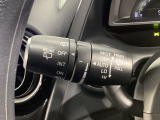 レバーをAUTOの位置にしているとき、レインセンサーが雨を感知すると、雨量に応じてワイパーが自動で作動してくれるオートワイパーを装備!設定変更で非作動にすると、間欠作動に固定されます。