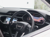 内装はシンプルに使い勝手を考え作られています。お車を運転する感覚をダイレクトに体感して頂けます。室内も広くロングドライブにも快適にお過ごしいただけます。
