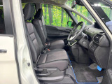 運転席まわりには十分なスペースがあり、大柄な方でもゆったり運転していただける環境です。