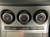 空調スイッチ類は最近流行のタッチパネル式ではなく、運転中でも直感的に操作できるダイヤル式を採用しております。
