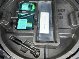 もしもの時も安心のパンク修理キッドと外部給電アタッチメントです。