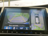 後方映像に加えて車両周辺の表示も確認でき、駐車時の位置合わせをサポートします。画面上のガイドを目安に周囲の状況を把握しやすく、狭い場所での車庫入れにも役立ちます。