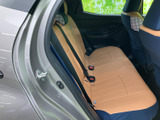 後席は座面が広く、背もたれと合わせてゆったり腰掛けられる形状です。明るい色合いのシートで車内も見やすく、同乗される方にもくつろいでいただける空間です。